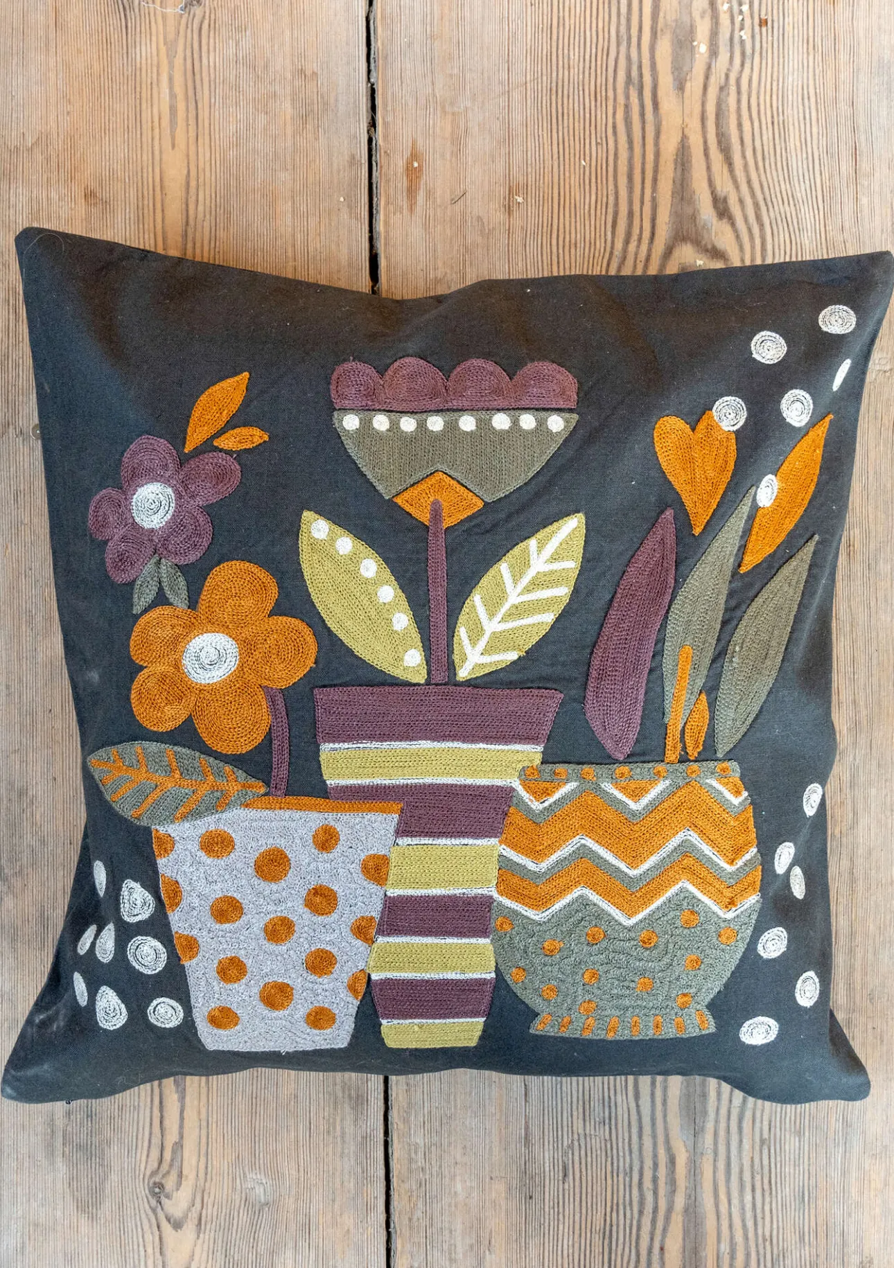 Kuddar & Kuddfodral|Sovrum-Gudrun Sjödén Broderat kuddfodral "Flower pots" i ekologisk bomull Mörkaskgrå