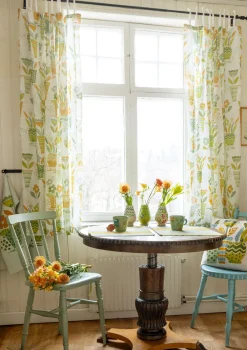Gardiner-Gudrun Sjödén Kort gardin "Flower pots" i ekologisk bomull Bladgrönt