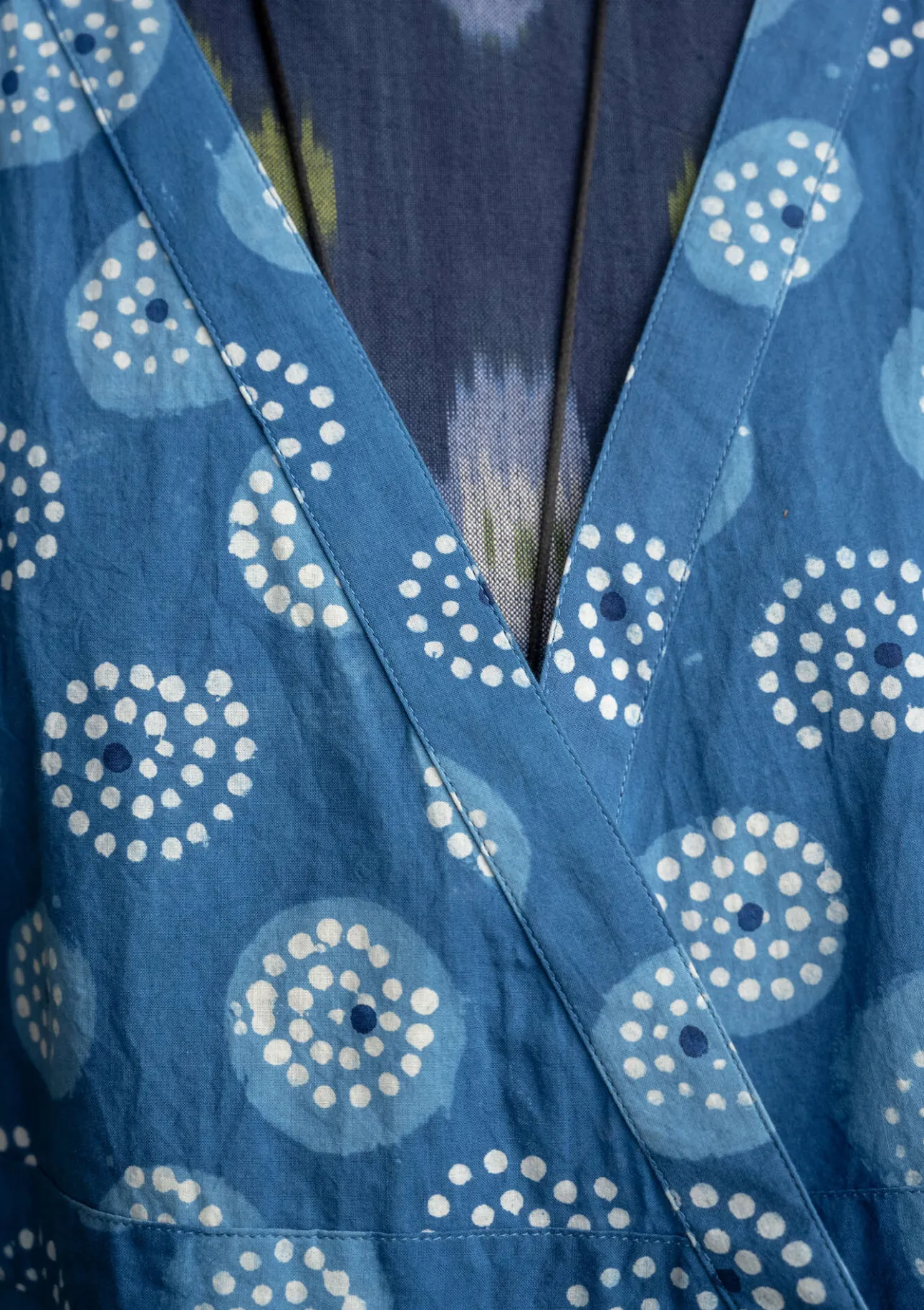 Blusar-Gudrun Sjödén Omlottblus "Clay" i ekologisk bomull Indigo