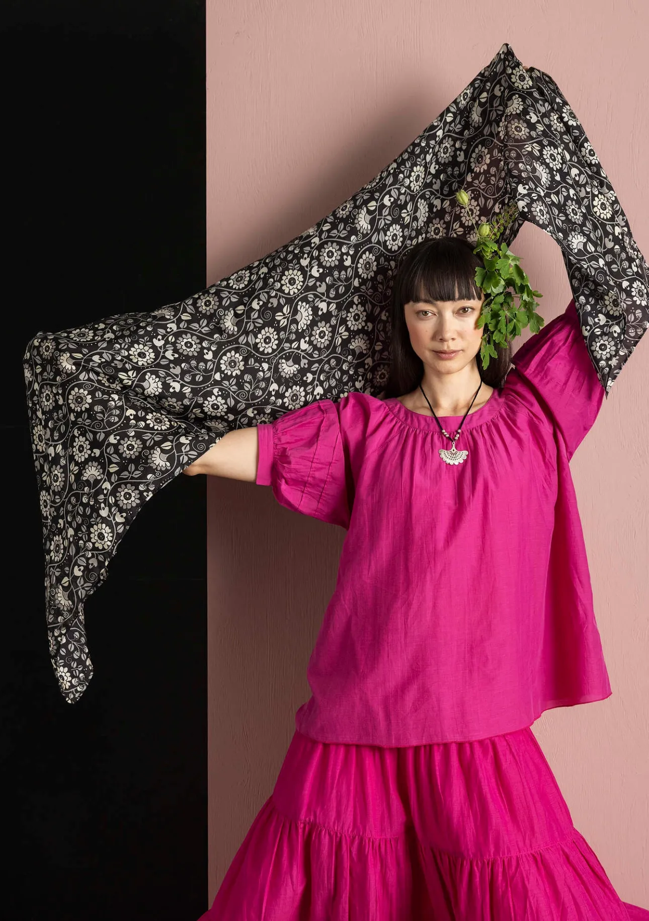 Accessoarer-Gudrun Sjödén Sjal "Rupangi" i siden Svart