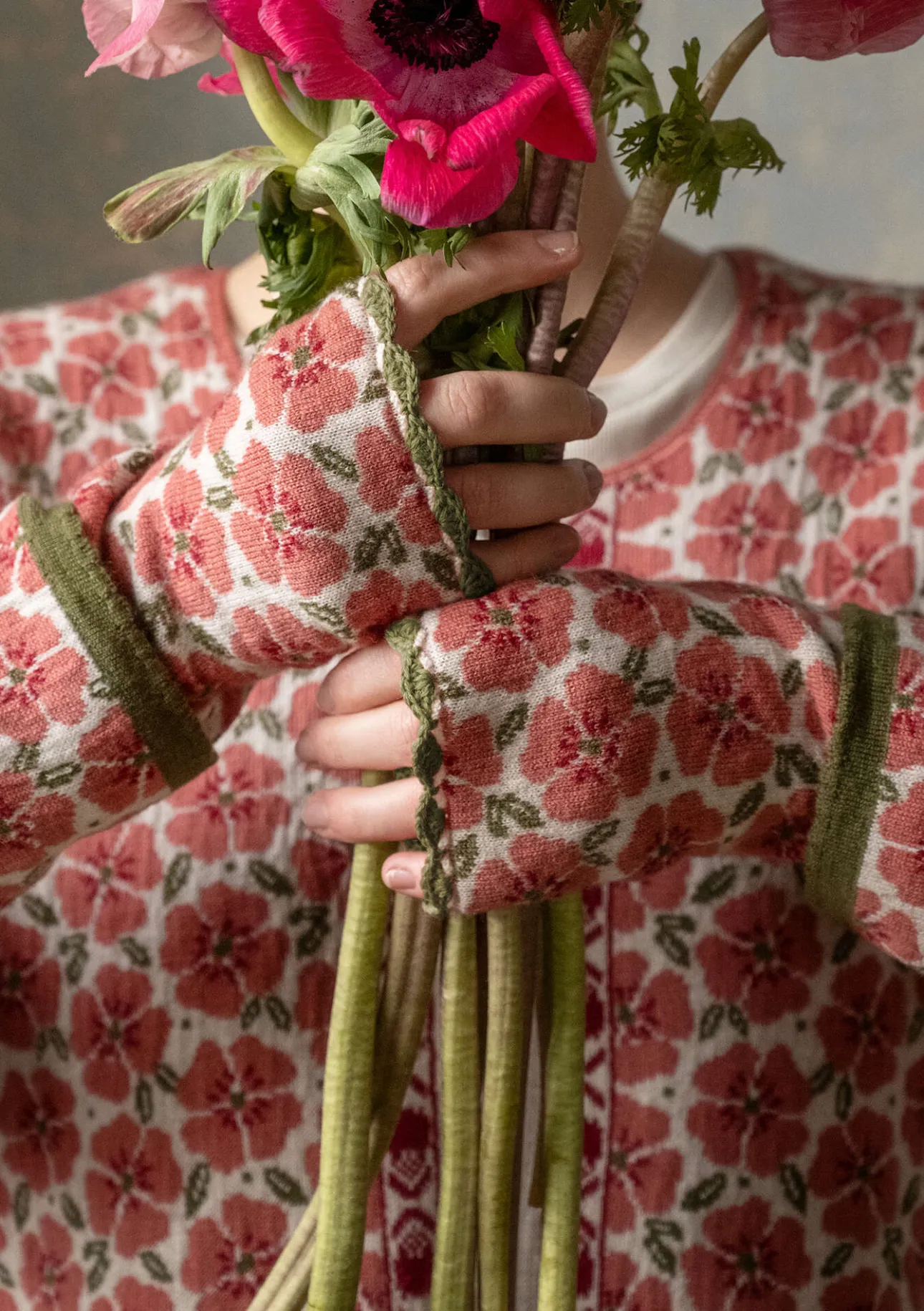 Accessoarer-Gudrun Sjödén Torgvante "Anemone" i ekologisk ull Mörklilja