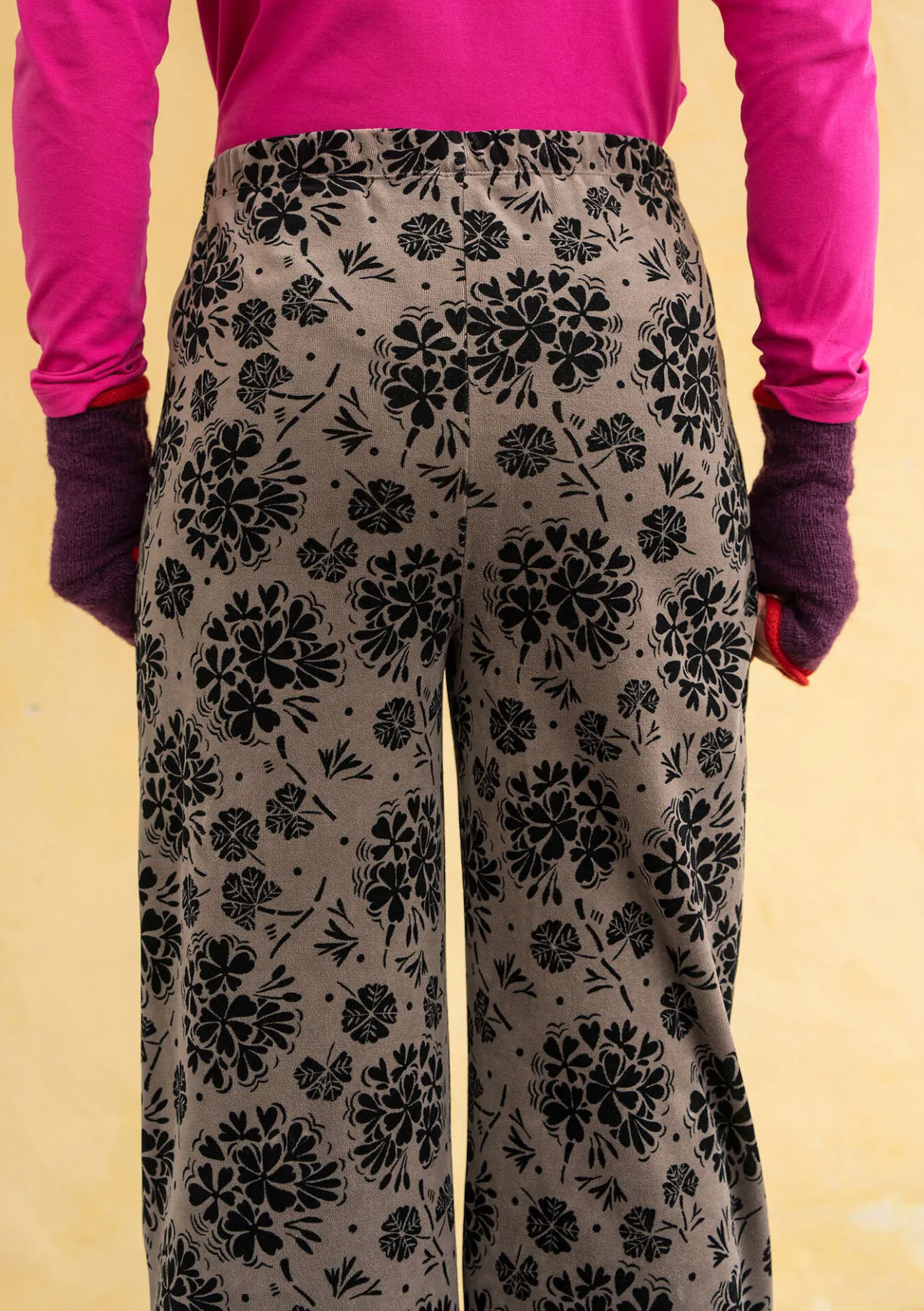 Byxor-Gudrun Sjödén Velourbyxa "Selma" i ekologisk bomull/återvunnen polyester Potatis