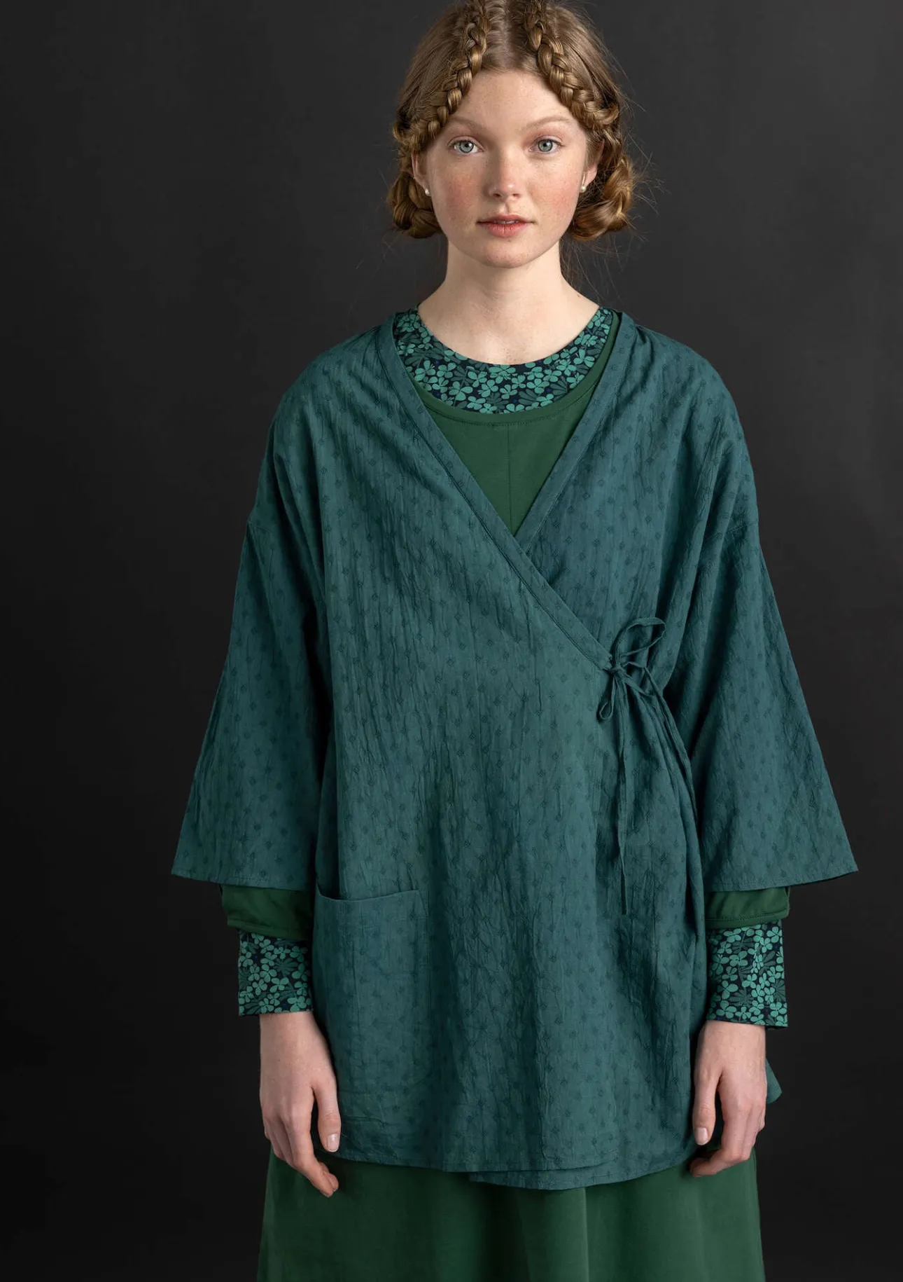 Blusar-Gudrun Sjödén Vävd kimono i ekologisk bomullsdobby Opalgrön